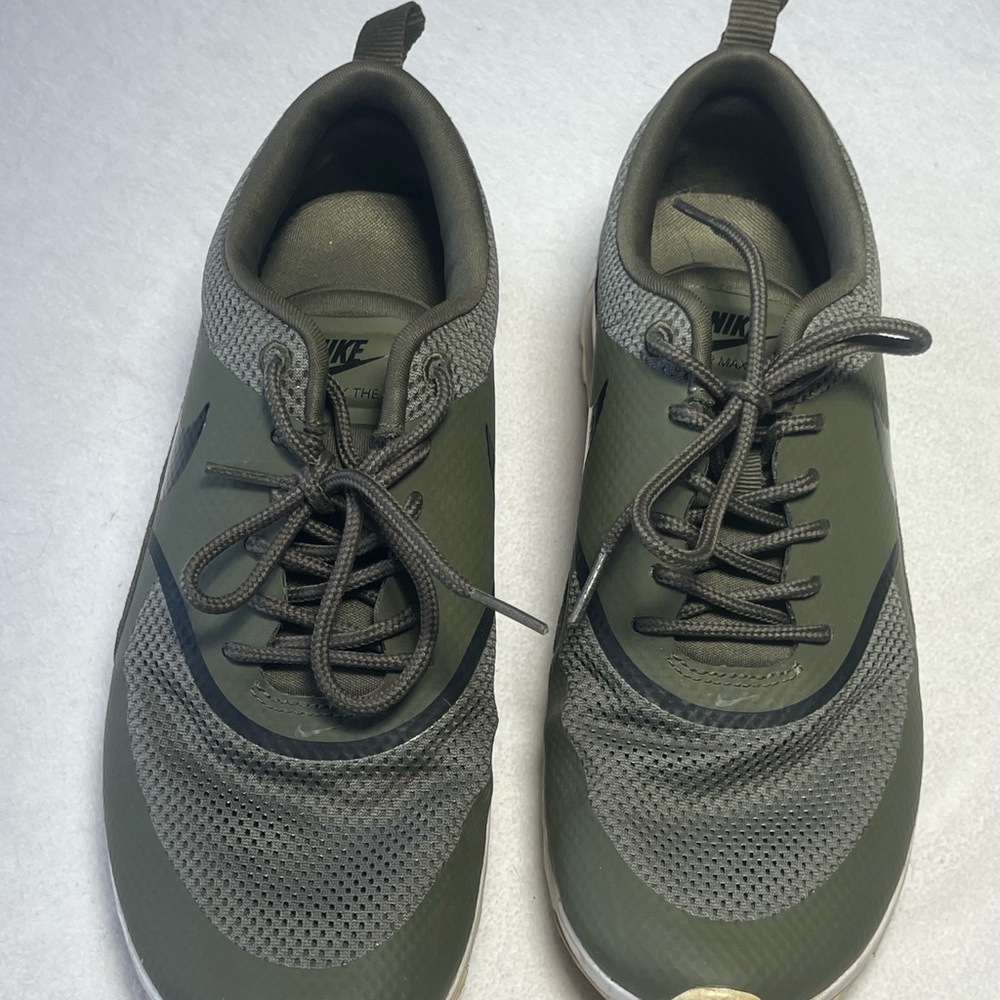 Nike Women’s Green sneaker size 9